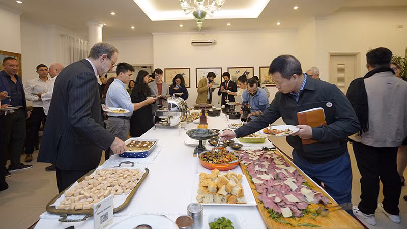 Los invitados disfrutan de platos italianos.