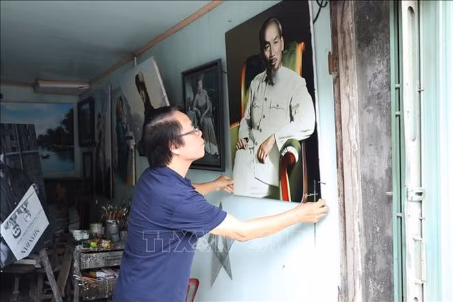 Tran Hoa Binh, pintor católico nacido en en la provincia norteña de Ninh Binh, ha dedicado más de 50 años al arte del retrato hiperrealista. (Foto: VNA)