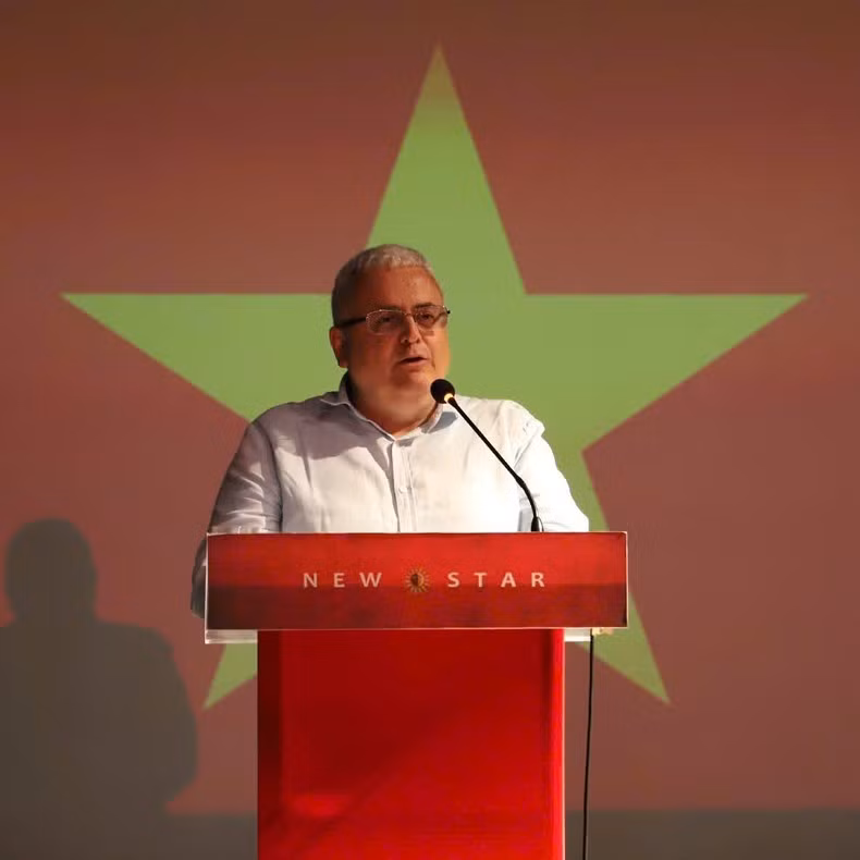 El jefe de la Comisión de Asuntos Exteriores del Partido Comunista de Grecia, Seretakis Nikos, interviene en el acto. (Foto: Embajada de Vietnam en Grecia)