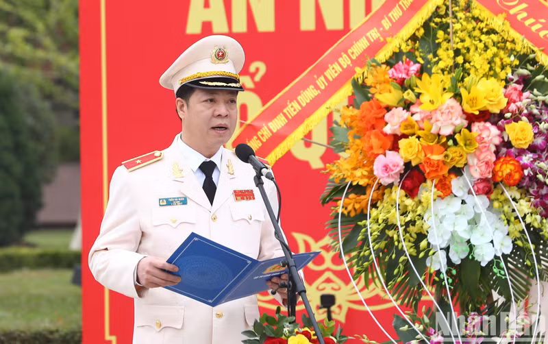 El mayor general Tran Hai Quan del Alto Mando de Guardia pronuncia un discurso de apertura.