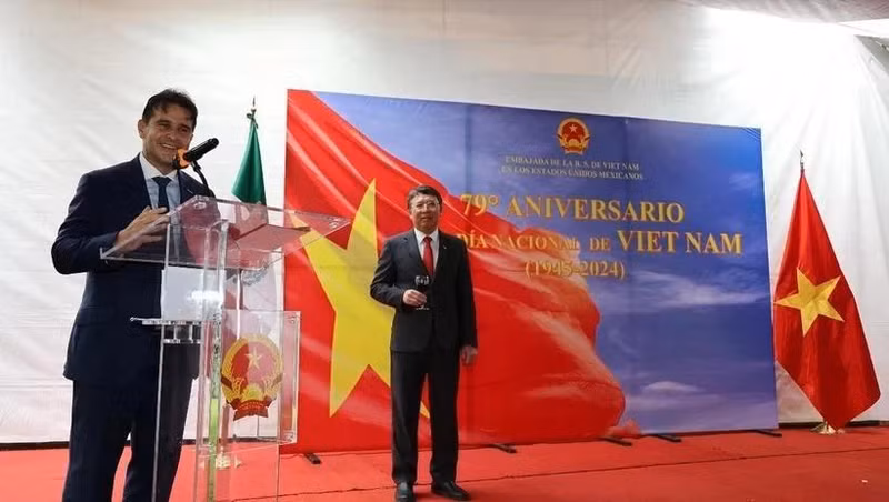 Fernando Gonzalez Saiffe, director general para Asia-Pacífico del Ministerio de Asuntos Exteriores de México, pronuncia un discurso en la ceremonia del 79 aniversario del Día Nacional de Vietnam en México. (Foto: VNA)