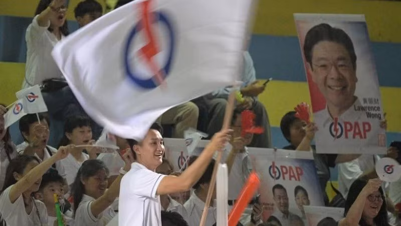 Seguidores del Partido de Acción Popular (PAP) se congregan para esperar los resultados de las elecciones generales en Singapur. (Foto: Xinhua/VNA)