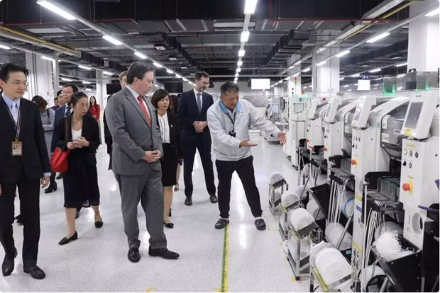 El embajador de Estados Unidos en Vietnam, Marc Knapper (al frente, segundo desde la izquierda), visita un parque industrial en la ciudad portuaria de Hai Phong. (Foto: VNA)