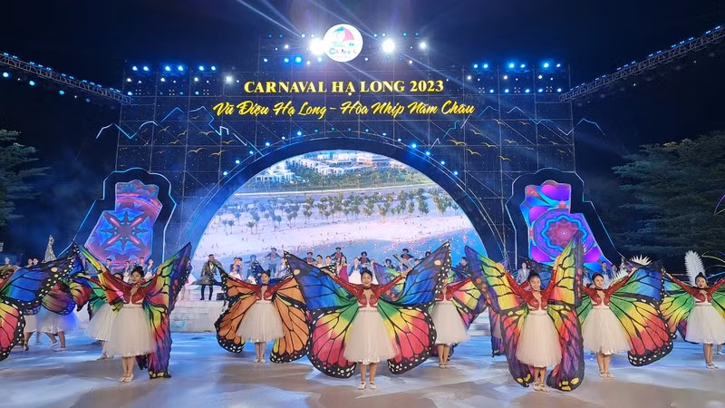Una actuación artística especial en la ceremonia de apertura del Carnaval Ha Long 2023.