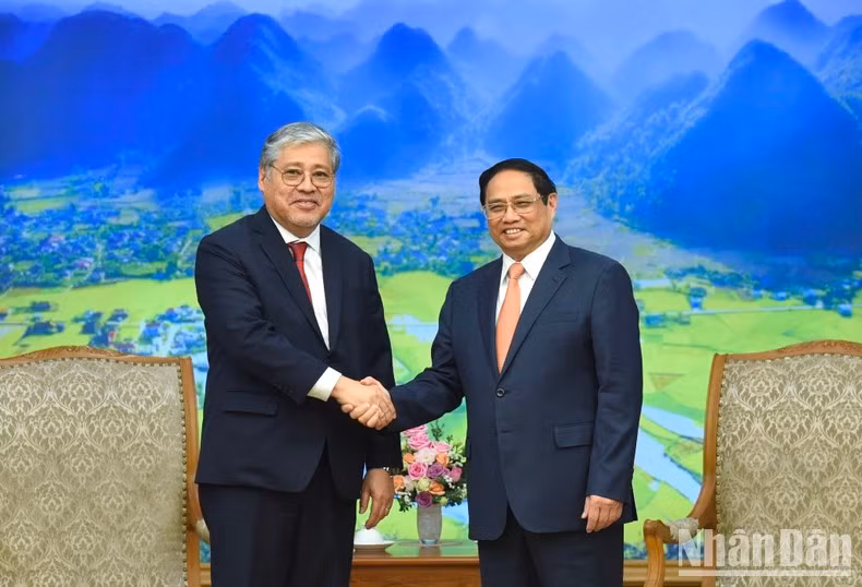 El primer ministro vietnamita, Pham Minh Chinh, recibe al ministro de Relaciones Exteriores de Filipinas, Enrique Manalo.