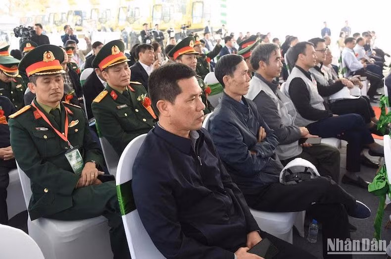 Representantes de líderes de entidades, ingenieros y trabajadores en el evento.