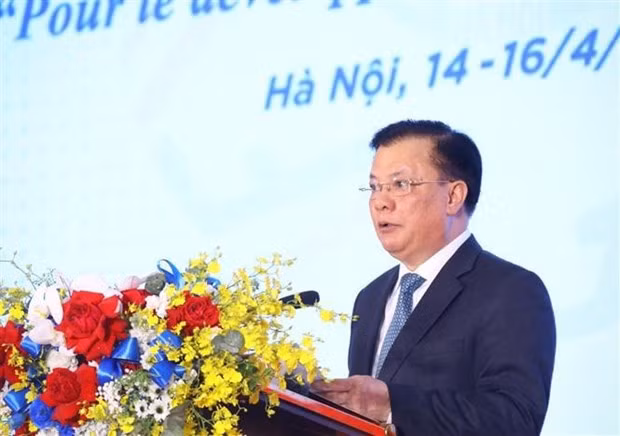 Dinh Tien Dung, miembro del Buró Político, secretario del Comité Partidista capitalino (Foto:VNA)