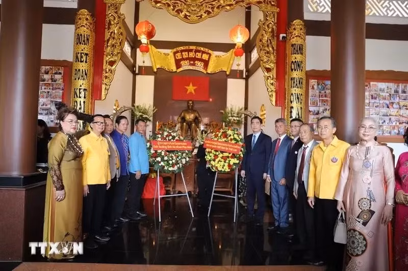 Tran Van Sau (segundo de la izquierda) y los delegados visitan el Memorial del Presidente Ho Chi Minh en ocasión del 134 aniversario de su natalicio (Foto: VNA)