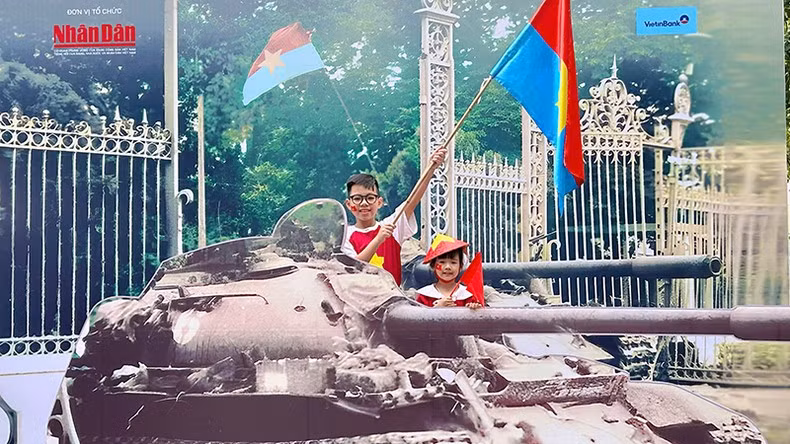 Los hermanos Minh Nhat y Nhat Anh se toman una foto de recuerdo en la exposición. Los hermanos Minh Nhat y Nhat Anh se toman una foto de recuerdo en la exposición.