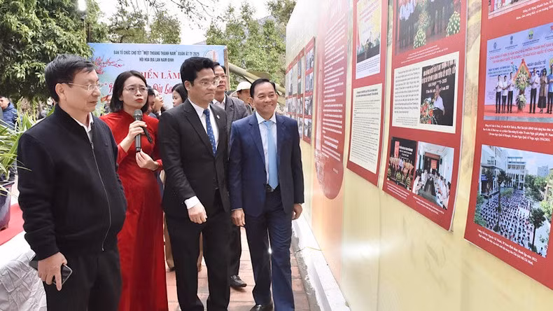 Visitantes a la exposición "Algunos documentos e imágenes del pasado y el presente de Thanh Nam".