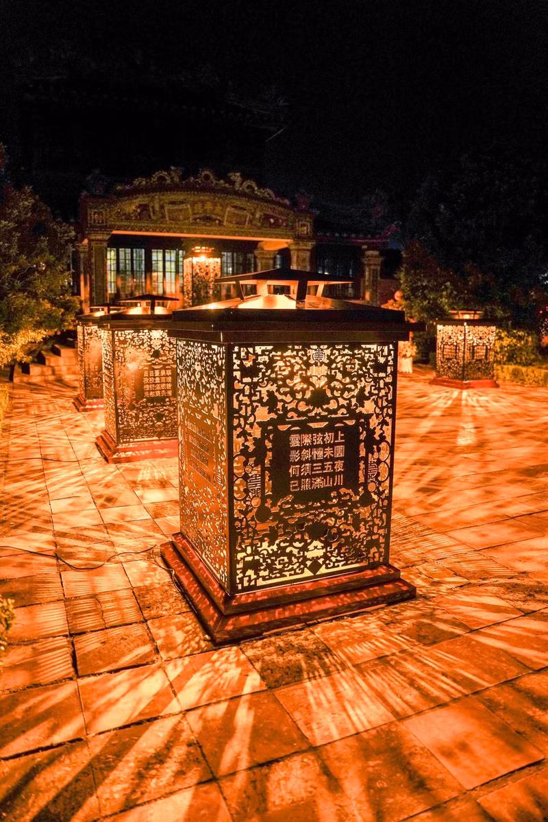 Durante dos semanas, la reliquia histórica Torre Thai Binh de la Ciudadela Imperial de Hue se ilumina con los creativos trabajos visuales y sonoros. El festival finalizará el 20 de este mes.