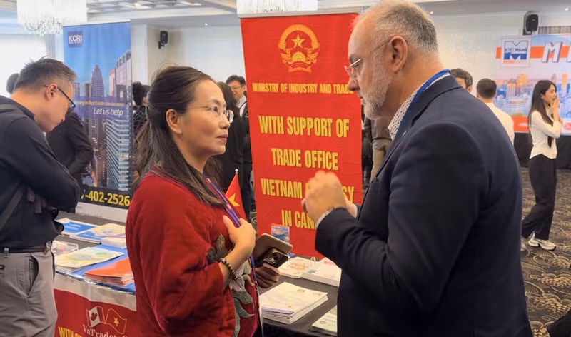 La consejera comercial de la Embajada de Hanoi en Ottawa, Tran Thu Quynh, habla con Aref Salem, concejal de la ciudad de Montreal por el distrito de Saint Laurent. (Foto:VNA)