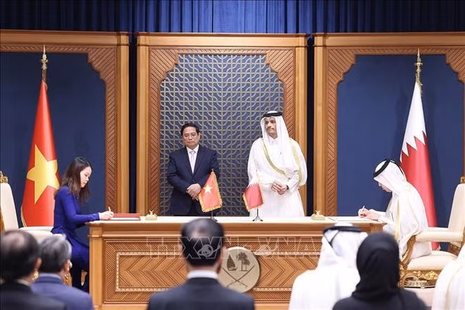 El primer ministro vietnamita, Pham Minh Chinh, y su homólogo qatarí, Jeque Mohammed bin Abdulrahman bin Jasim Al-Thani, presenciaron la ceremonia de firma de un Memorando de Cooperación entre las Academias Diplomáticas de las Cancillerías de los dos países. (Foto:VNA)