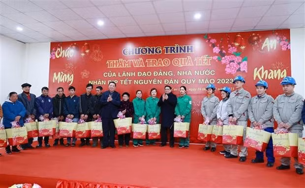 El primer ministro vietnamita, Pham Minh Chinh, realizó una visita y entregó obsequios para las familias pobres y con méritos revolucionarios en el distrito de Quang Hoa (Fotografía: VNA)
