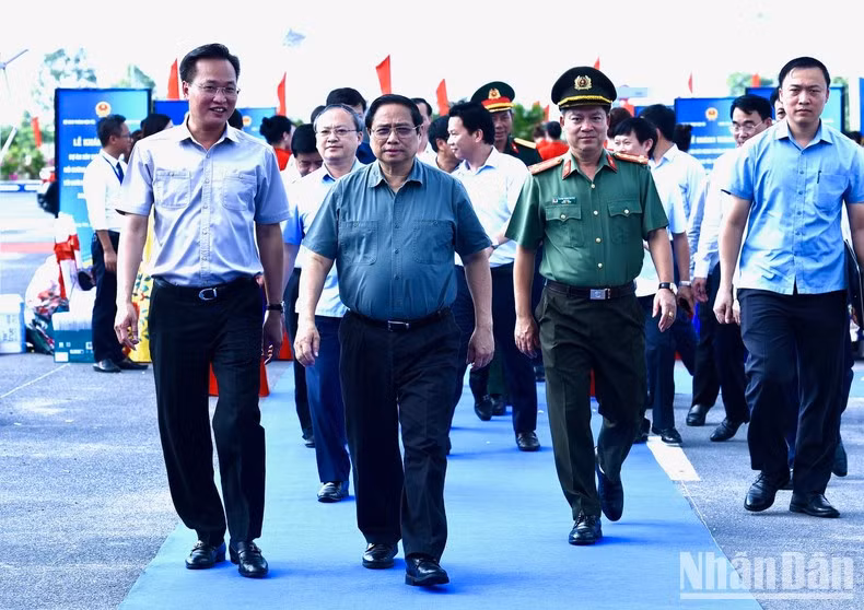 Minh Chinh asiste a la ceremonia de inauguración de la carretera que conecta la autopista Hanói-Hai Phong con el tramo de Cau Gie-Ninh Binh que pasa por la provincia de Yen (segunda fase).