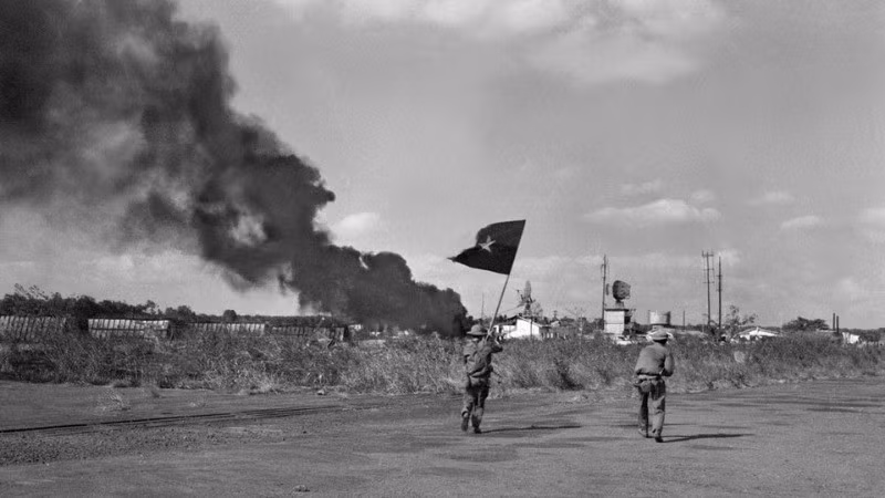 El ejército de liberación irrumpe para tomar el control el aeropuerto de Hoa Binh en la ciudad de Buon Ma Thuot (1975). (Foto: VNA)