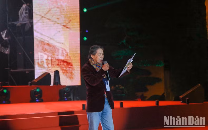 El poeta Thi Hoang recita su poema.