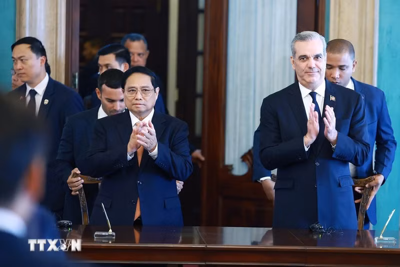 El primer ministro vietnamita, Pham Minh Chinh, y el presidente de la República Dominicana, Luis Abinader Corona, en la ceremonia de firma.