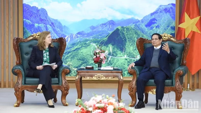 En el encuentro entre el primer ministro de Vietnam, Pham Minh Chinh, y Lynn Maxwell, directora comercial de S&P Global Ratings. (Foto: Nhan Dan)