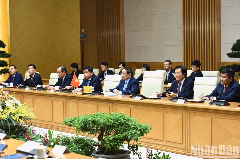 Minh Chinh y representantes del Gobierno de Vietnam en la cita.
