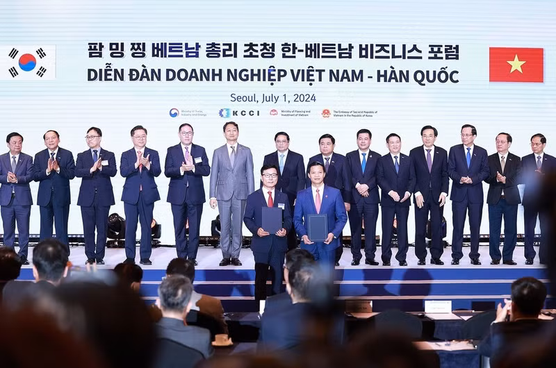 El primer ministro vietnamita, Pham Minh Chinh, presencia la firma de documentos de cooperación entre las dos partes. (Foto: VNA) El primer ministro vietnamita, Pham Minh Chinh, presencia la firma de documentos de cooperación entre las dos partes. (Foto: VNA)