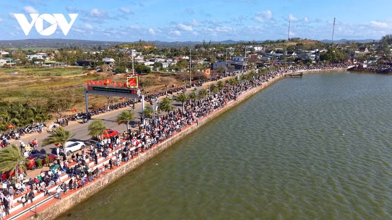 Desde primera hora de la mañana, miles de lugareños y turistas se reúnen en las orillas del lago de Loto para animar a los equipos contendientes.