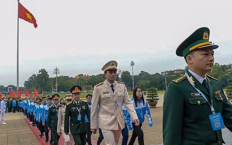 Los jóvenes rinden tributo al Presidente Ho Chi Minh.