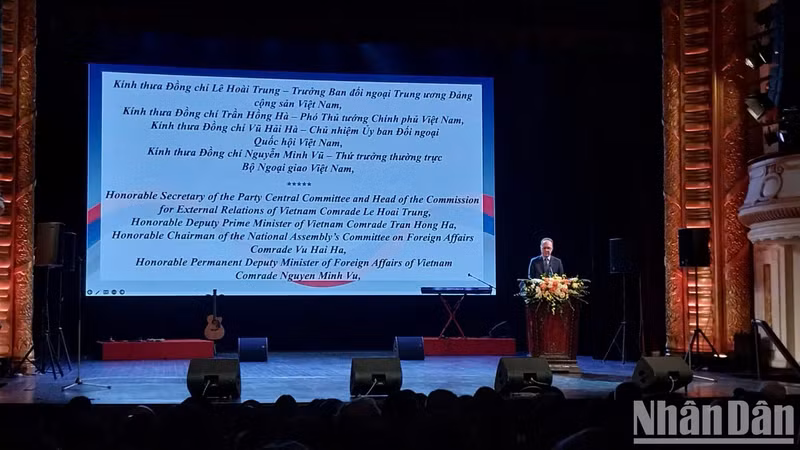 El embajador ruso en Vietnam, Gennady Bezdetko, habla en la función.