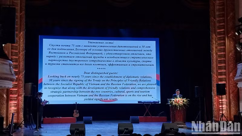 En la función interviene el viceministro vietnamita de Cultura, Deportes y Turismo, Hoang Dao Cuong.