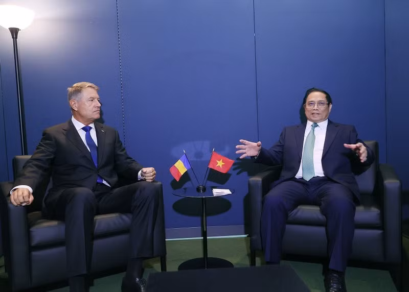 El primer ministro de Vietnam, Pham Minh Chinh, se reunió con el presidente de Rumanía, Klaus Iohannis, en la sede de las Naciones Unidas en Nueva York, en septiembre de 2023. (Foto: VNA)