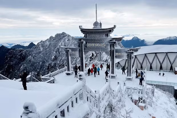 Turistas en la cima de la montaña de Fansipan (Fotografía: VNA)