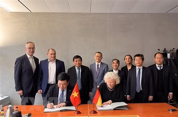 La firma de un Memorando entre ambas partes (Fotografía: VNA)