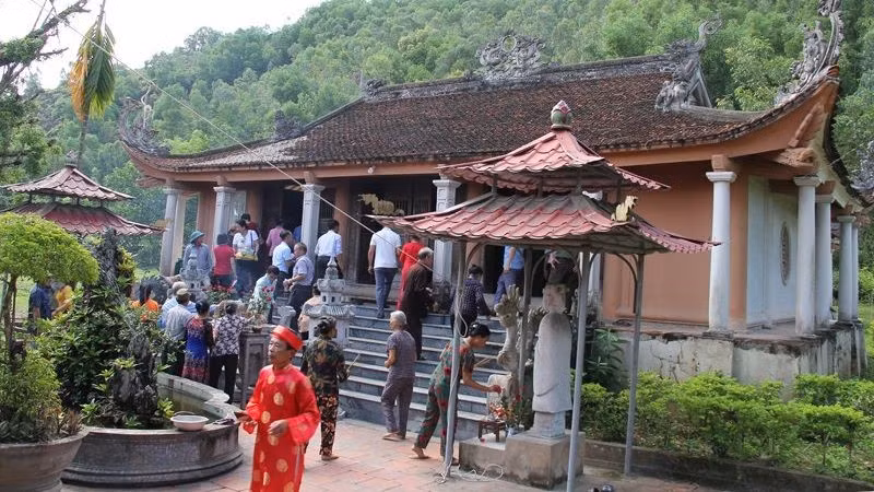 Celebran en provincia vietnamita Festival de templo Tran Nhat Duat