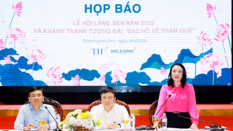 La directora del Servicio de Cultura, Deportes y Turismo de la provincia de Nghe An, Tran Thi My Hanh, informa sobre los preparativos y actividades del Festival.