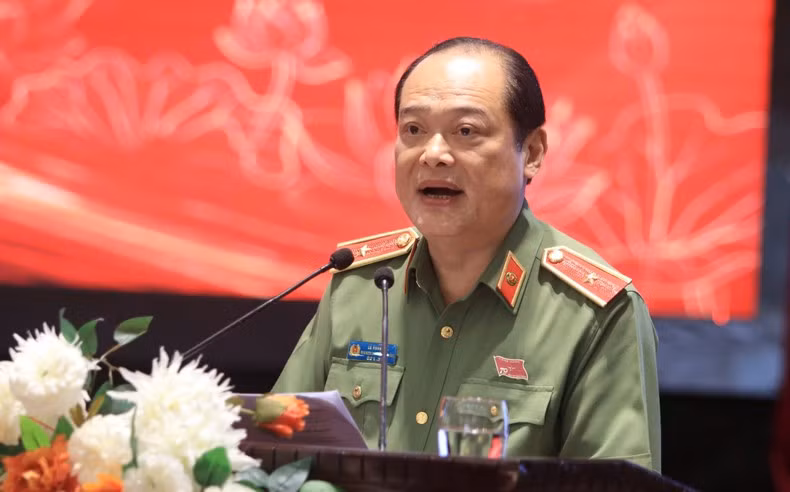 El brigadier Le Xuan Duc, del Comité de Investigación Temática del Ministerio de Seguridad Pública, proporciona información detallada sobre la carrera "Viaje tras los pasos del Tío Ho, por la seguridad de la Patria".