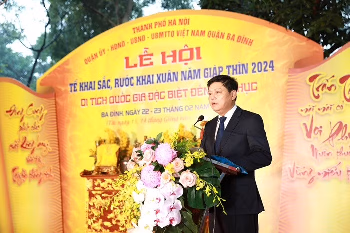 El presidente del Comité Popular del distrito de Ba Dinh, Ta Nam Chien, habla en la cita