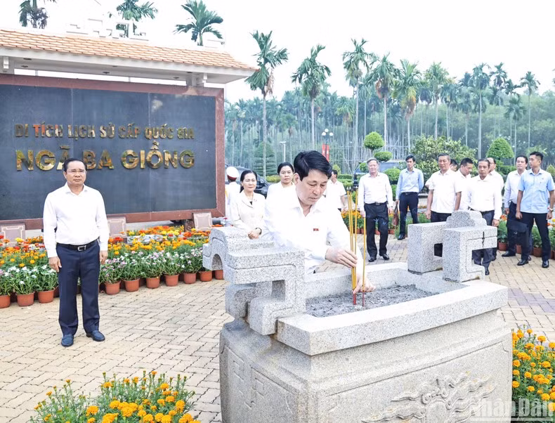 El presidente vietnamita, Luong Cuong, ofrece incienso y flores en el sitio histórico nacional de Nga Ba Giong. El presidente vietnamita, Luong Cuong, ofrece incienso y flores en el sitio histórico nacional de Nga Ba Giong.