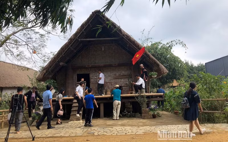Visitantes en la Aldea de Cultura y Turismo de las Etnias Minoritarias de Vietnam