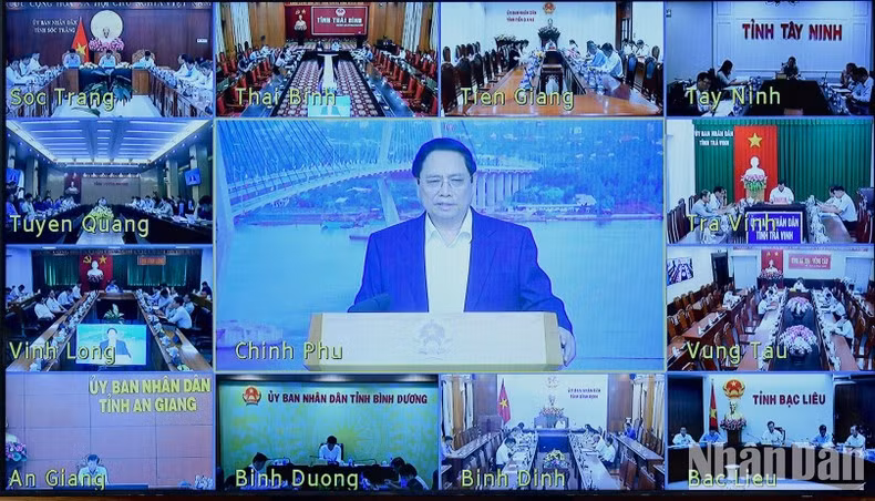 La reunión se lleva a cabo de forma presencial y virtual en la sede de la Oficina de Gobierno, con enlaces por videoconferencia a 46 provincias y ciudades donde se están llevando a cabo importantes obras y proyectos nacionales en el sector del transporte. La reunión se lleva a cabo de forma presencial y virtual en la sede de la Oficina de Gobierno, con enlaces por videoconferencia a 46 provincias y ciudades donde se están llevando a cabo importantes obras y proyectos nacionales en el sector del transporte.