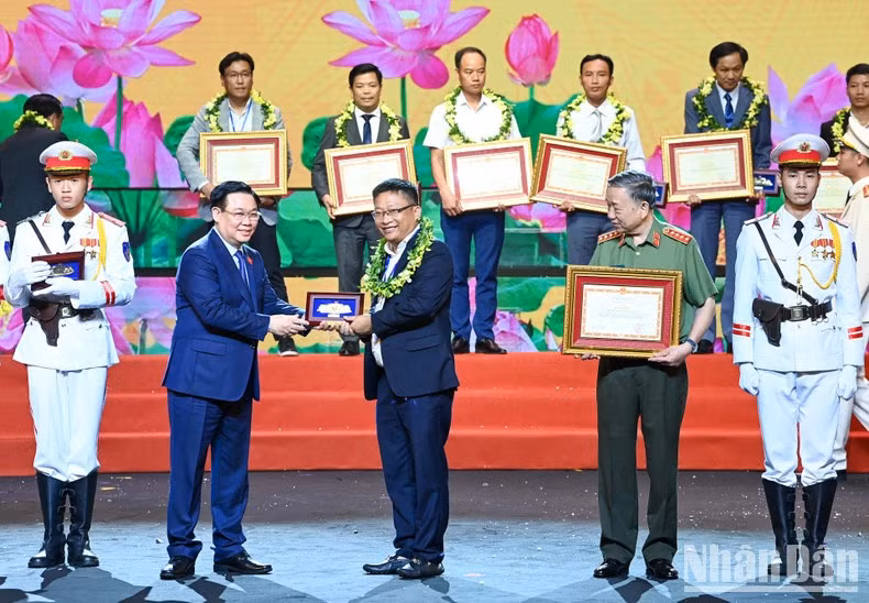 Dinh Hue y To Lam entregan certificados de mérito a ejemplares en las labores de prevención y lucha contra incendios y rescate.