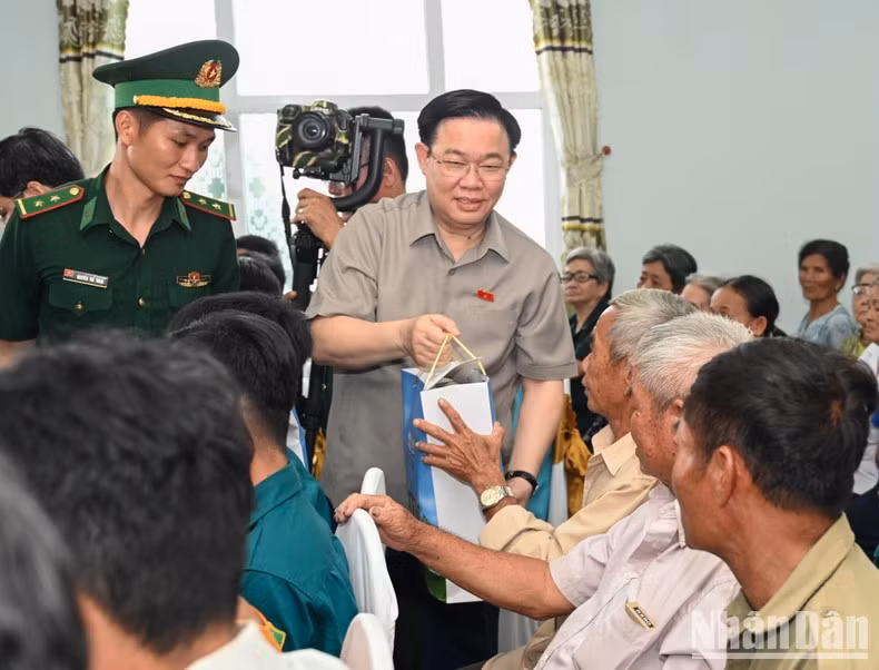 Dinh Hue entrega regalos a hogares pobres de la localidad.