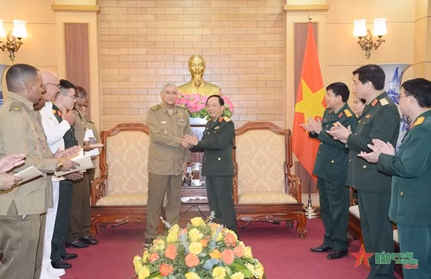 El coronel general Trinh Van Quyet recibe al general de Brigada Marcelo Pérez Pérez (Foto: qdnd.vn)
