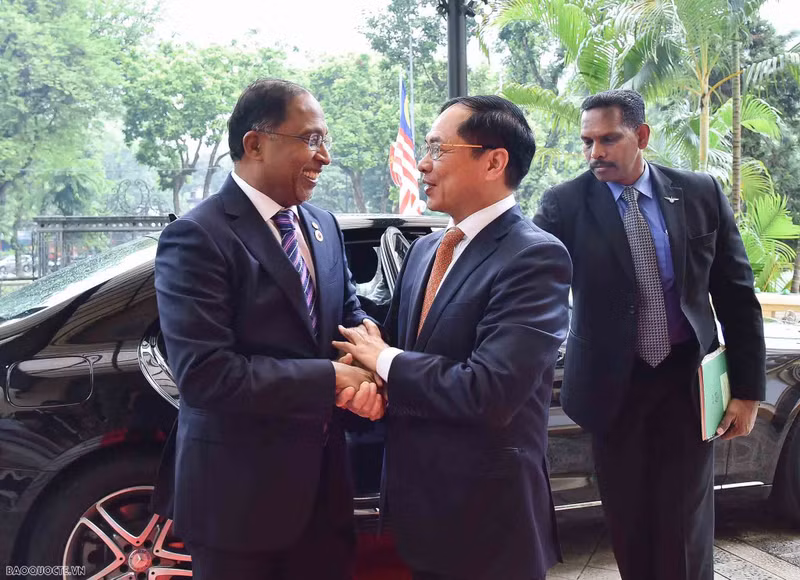 El ministro de Relaciones Exteriores de Vietnam, Bui Thanh Son, y su similar de Malasia, Zambry Abdul Kadir.