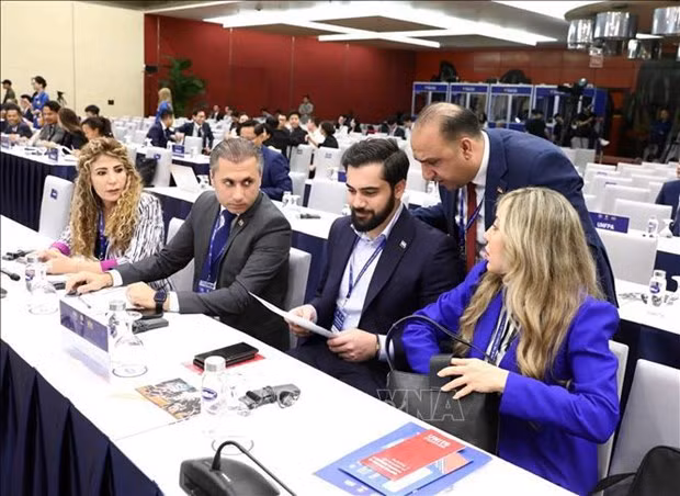 Delegados discuten en la sesión de discusión, titulada "Promover el respeto a la diversidad cultural para el desarrollo sostenible", el 16 de septiembre de 2023. (Foto: VNA)
