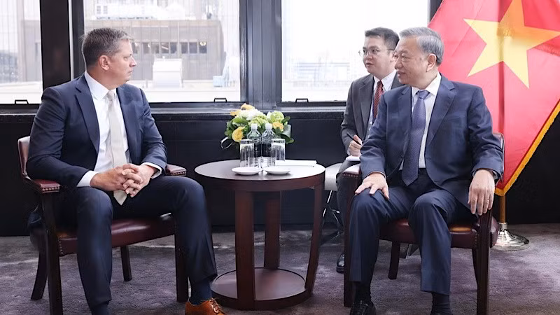 El máximo dirigente vietnamita recibe a Tim Hughes, vicepresidente sénior de SpaceX. El máximo dirigente vietnamita recibe a Tim Hughes, vicepresidente sénior de SpaceX.