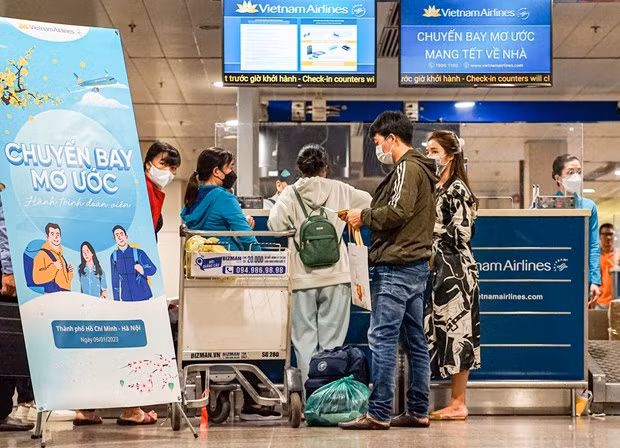 Los trabajadores desfavorecidos regresan a casa para el Tet en vuelo gratuito de Vietnam Airlines (Fotografía: VNA)