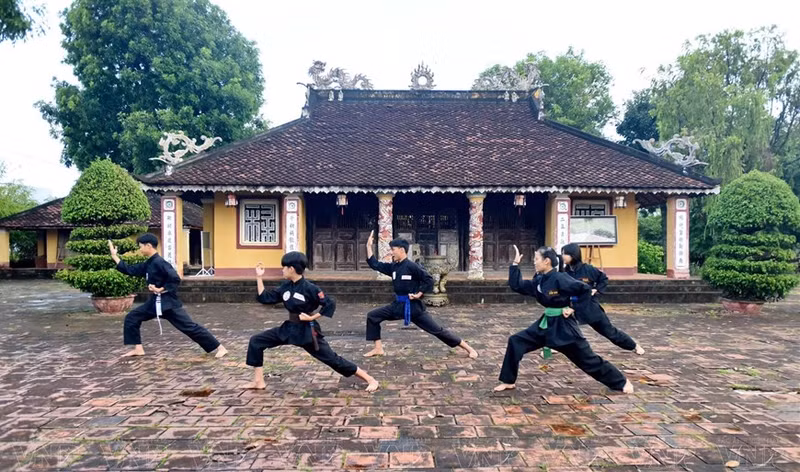 Una sesión de entrenamiento de artes marciales de estudiantes de artes marciales de la secta Bach Long en An Khe Truong, que en el pasado fue el punto de contacto de los hermanos Tay Son con el pueblo Ba Na para reunir fuerzas de construir un ejército insurgente.