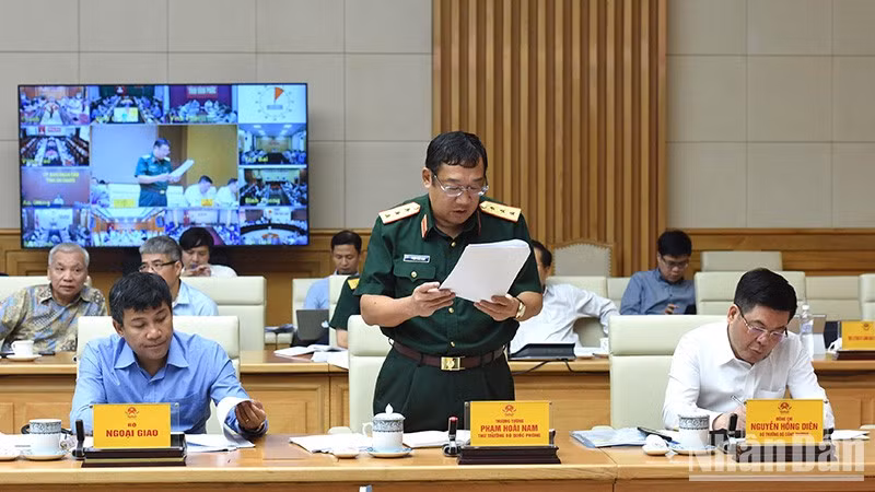 El viceministro de Defensa, Pham Hoai Nam, pronuncia un discurso.
