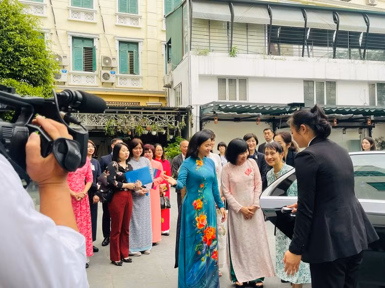 La visita de Ishiba Yoshiko al Museo de la Mujer de Vietnam se realiza en el marco de la visita oficial del primer ministro japonés, Ishiba Shigeru, y su esposa al país indochino, del 27 al 29 de abril.