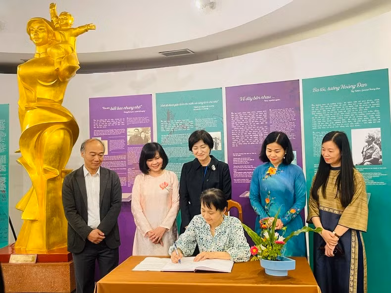 La esposa del primer ministro de Japón, Ishiba Yoshiko, firma el libro de visitas del museo.